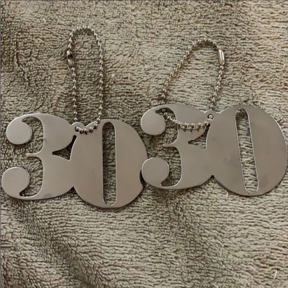 ⭐️ 10-4-10 - Keytag - “30” - one
